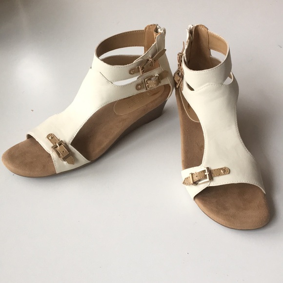 Aerosoles Heelrest White Sandals - 7 W - Picture 1 of 3